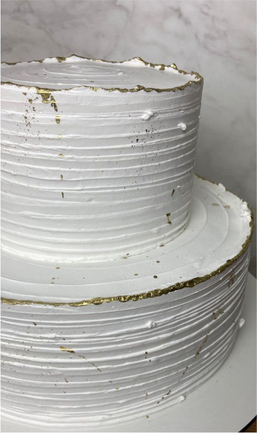 Vitrine interna da confeitaria Arlete Vieira - Bolos e Doces